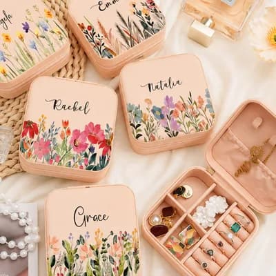 Peach mini jewelry boxes printed with flowers and the names Angela, Emma, Rachel, Natalia and Grace, beside an open box